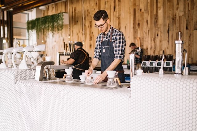 Barista préparant café filtre dans café moderne