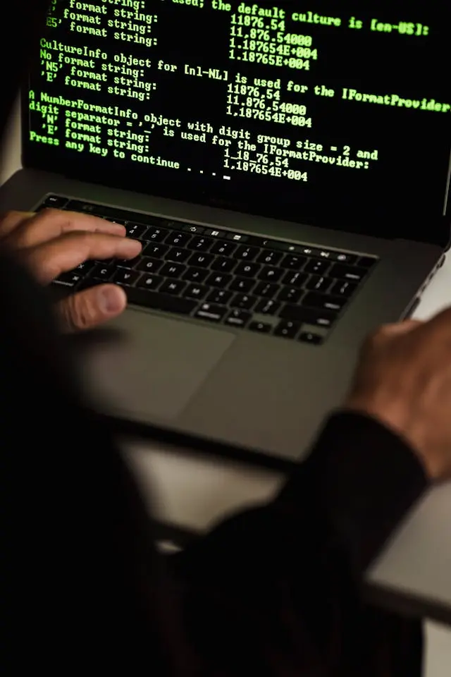 Personne tapant du code sur un ordinateur portable